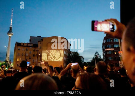 Berlin, Deutschland. 25 Apr, 2019. Zahlreiche Menschen Video der Band Rammstein singen 'Radio', an der Ecke Torstraße/Prenzlauer Allee. Credit: Christoph Soeder/dpa/Alamy leben Nachrichten Stockfoto