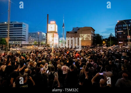 Berlin, Deutschland. 25 Apr, 2019. Zahlreiche Menschen Video der Band Rammstein singen 'Radio', an der Ecke Torstraße/Prenzlauer Allee. Credit: Christoph Soeder/dpa/Alamy leben Nachrichten Stockfoto