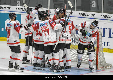 Regensburg, Deutschland. 25 Apr, 2019. Eishockey: Länderspiel Deutschland - Österreich in der donau-arena. Das Team von Österreich jubelt nach dem Sieg mit 2:3 gegen Deutschland. Foto: Armin Weigel/dpa/Alamy leben Nachrichten Stockfoto