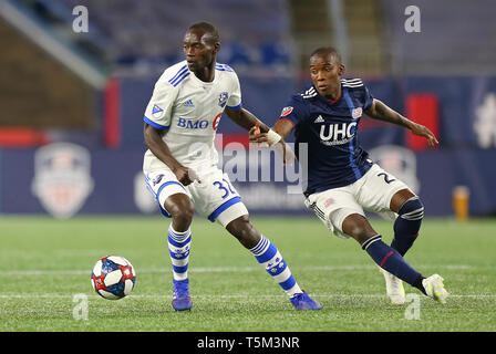 April 24, 2019; Foxborough, MA, USA; Montreal Impact Mittelfeldspieler Michael Azira (32) und New England Revolution Mittelfeldspieler Luis Caicedo (27) in einem MLS-Match zwischen Montreal und New England Revolution am Gillette Stadium. Anthony Nesmith/CSM Stockfoto