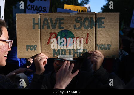 Madrid, Madrid, Spanien. 25 Apr, 2019. Ein Student ist zu sehen, ein Plakat, ein wenig Respekt für Ihre Mutter während des Protestes. Tausende Schüler, Jugendliche und Studenten in Madrid marschierten und in mehr als 50 Städten und Stadt um das Land, gegen den Klimawandel zu protestieren und die Regierung zum Handeln drängen. Die globale Bewegung wurde von den Teenage Aktivistin Greta Thunberg, die Schule schwänzen wurde jeden Freitag seit August außerhalb des schwedischen Parlaments zu protestieren. Quelle: John milner/SOPA Images/ZUMA Draht/Alamy leben Nachrichten Stockfoto