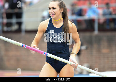 Philadelphia, Pennsylvania, USA. 25 Apr, 2019. MEGAN FRY, der Penn State bereitet Gewölbe während der Penn Relais am Franklin Feld in Philadelphia Pa Gutschrift auf Pole: Ricky Fitchett/ZUMA Draht/Alamy leben Nachrichten Stockfoto