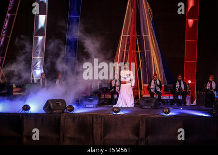 In Gaza. 25 Apr, 2019. Palästinensischen Künstlern durchführen Sufi Musical Show während Al Kamandjati Festival, in Gaza, den 25. April 2019. Quelle: Xinhua/Alamy leben Nachrichten Stockfoto