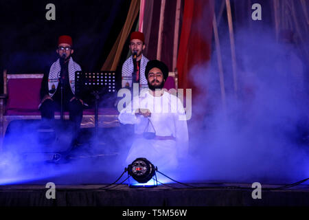 In Gaza. 25 Apr, 2019. Palästinensischen Künstlern durchführen Sufi Musical Show während Al Kamandjati Festival, in Gaza, den 25. April 2019. Quelle: Xinhua/Alamy leben Nachrichten Stockfoto