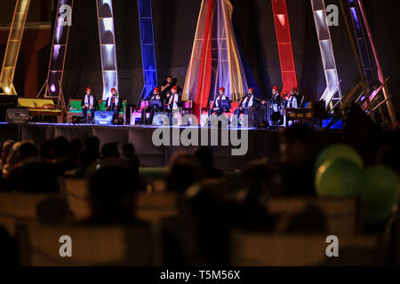 In Gaza. 25 Apr, 2019. Palästinensischen Künstlern durchführen Sufi Musical Show während Al Kamandjati Festival, in Gaza, den 25. April 2019. Quelle: Xinhua/Alamy leben Nachrichten Stockfoto