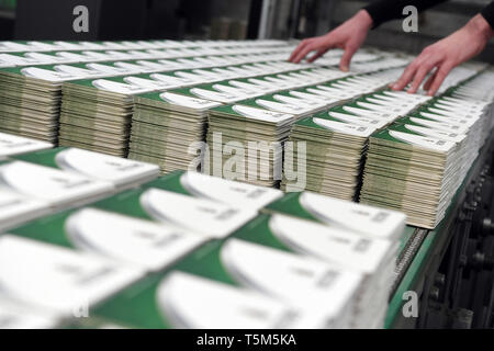 Weisenbach, Deutschland. 14 Feb, 2019. Die Firma Katz GmbH & Co.KG laufen Bierdeckel auf einem Förderband in einer Verpackungsmaschine beendet. Der Bierdeckel Weltmarktführer Katz aus dem Schwarzwald hat verrückte Kreationen auf Lager. (Dpa' Bierdeckel Weltmarktführer aus dem Schwarzwald auf der Suche nach neuen Märkten 'Credit): Uli Deck / dpa/Alamy leben Nachrichten Stockfoto