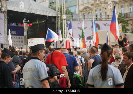 Prag, Tschechische Republik. 25 Apr, 2019. Menschen nehmen an der Kundgebung auf dem Wenzelsplatz in Prag, Tschechische Republik, 25. April 2019. Tschechische opposition Freiheit und Direkte Demokratie (SPD) Party am Donnerstag eine Kundgebung der EU-Wahlkampf auf dem Wenzelsplatz in Prag offiziell zu starten. Die Veranstaltung der Europäischen rechtsextremen Politiker, Hunderte von Fans, als auch Gegner. Credit: Dana Kesnerova/Xinhua/Alamy leben Nachrichten Stockfoto