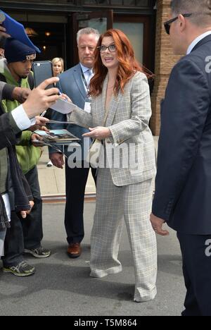 New York, NY, USA. 25 Apr, 2019. Debra Messing heraus und über für Celebrity Candids - DO, New York, NY 25. April 2019. Credit: Kristin Callahan/Everett Collection/Alamy leben Nachrichten Stockfoto