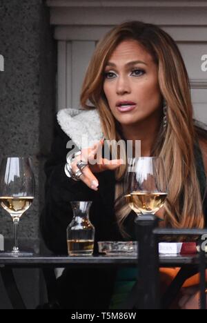 New York, NY, USA. 25 Apr, 2019. Jennifer Lopez heraus und über für Celebrity Candids - DO, New York, NY 25. April 2019. Credit: Kristin Callahan/Everett Collection/Alamy leben Nachrichten Stockfoto