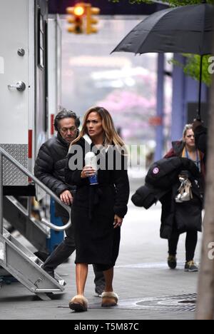 New York, NY, USA. 25 Apr, 2019. Jennifer Lopez heraus und über für Celebrity Candids - DO, New York, NY 25. April 2019. Credit: Kristin Callahan/Everett Collection/Alamy leben Nachrichten Stockfoto