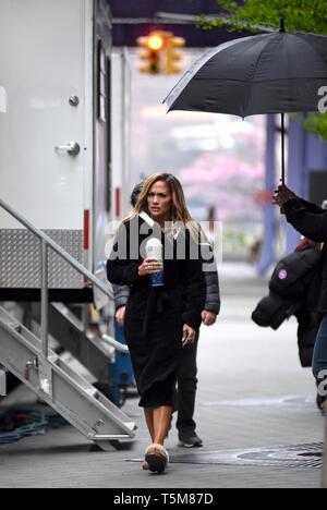 New York, NY, USA. 25 Apr, 2019. Jennifer Lopez heraus und über für Celebrity Candids - DO, New York, NY 25. April 2019. Credit: Kristin Callahan/Everett Collection/Alamy leben Nachrichten Stockfoto