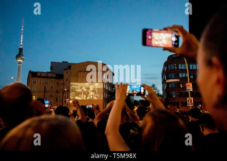 Berlin, Deutschland. 25 Apr, 2019. Zahlreiche Menschen Video der Band Rammstein singen 'Radio', an der Ecke Torstraße/Prenzlauer Allee. Credit: Christoph Soeder/dpa/Alamy leben Nachrichten Stockfoto