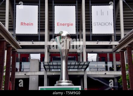 Köln, Deutschland. 25 Apr, 2019. Der DFB-Pokal wird bei der Pressekonferenz für den Lüfter und die Familie Festival vor dem Rheinenergiestadion, die als Rahmenprogramm am 1. Mai vor dem DFB-Pokal Finale in Köln vorgestellt werden. Credit: Horst Galuschka/dpa/Alamy leben Nachrichten Stockfoto