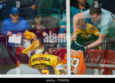 Regensburg, Deutschland. 25 Apr, 2019. NHL Pro Player Leon DRAISAITL, DEB 29 (Edmonton Oilers) mit Fans Deutschland - Österreich 2-3 EISHOCKEY Freundschaftsspiel in Regensburg, Deutschland, April 25, 2019, Saison 2018/2019, Deutschland, Österreich Fotograf: Peter Schatz/Alamy leben Nachrichten Stockfoto