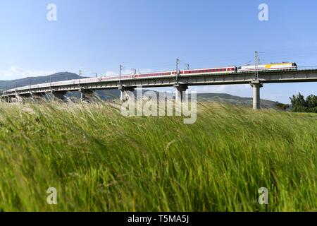 (190426) - Peking, April 26, 2019 (Xinhua) - ein Zug fährt auf der Ethiopia-Djibouti Eisenbahn während der Funktionsprüfung in der Nähe von Addis Abeba, Äthiopien, am Okt. 3, 2016. Aus Kambodscha, Äthiopien, Georgien, wirtschaftlichen und industriellen Zonen haben eine zunehmend wichtige Dimension der internationalen Zusammenarbeit im Rahmen des Riemens und der Straße Initiative (BRI). In einer Rede auf der sub-forum am Donnerstag an der derzeit laufenden zweiten Riemen und Straße Forum für Internationale Zusammenarbeit (BRF), hohe Beamte aus der ganzen Welt für eine engere BRI Zusammenarbeit besser nutzen solcher speziellen zu machen Stockfoto