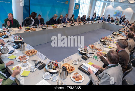 26. April 2019, Bayern, München: unter der Leitung von Markus Söder (M, CSU), Ministerpräsident von Bayern, den Vertretern der verschiedenen Parteien und Organisationen, die an der Abschlussveranstaltung des Runden Tisches auf die Biodiversität in der Bayerischen Staatskanzlei. Foto: Peter Kneffel/dpa Stockfoto