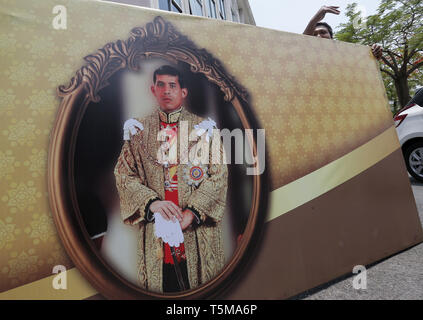 Bangkok, Thailand. 26 Apr, 2019. Ein Arbeiter gesehen, die ein Porträt von Thailands König Maha Vajiralongkorn Bodindradebayavarangkun (Rama X) vor der Königskrönung in Bangkok. Credit: chaiwat Subprasom/SOPA Images/ZUMA Draht/Alamy leben Nachrichten Stockfoto