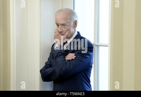 Washington, DC. 16 Okt, 2015. United States Vizepräsident Joe Biden sieht sich als US-Präsident Barack Obama begrüßt Präsident Park Geun-hye der Republik Korea zu den im Oval Office des Weißen Hauses auf einer bilateralen Sitzung am 16. Oktober 2015 in Washington, DC. Sie nicht nehmen, fragen Sie lieber auf ihrer gemeinsamen Pressekonferenz später am Tag zu unterhalten. Credit: Olivier Douliery/Pool über CNP - KEINE LEITUNG SERVICE - | Verwendung der weltweiten Kredit: dpa/Alamy leben Nachrichten Stockfoto