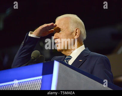 Philadelphia, Vereinigte Staaten von Amerika. 26. Juli 2016. United States Vizepräsident Joe Biden Schilde seine Augen von dem Glanz der Lichter, wie er für die Delaware Delegation sieht so aus, als er nimmt an einem Mikrofon vor den zweiten Tag der Democratic National Convention 2016 Wells Fargo Center in Philadelphia, Pennsylvania, am Dienstag, 26. Juli 2016 statt. Credit: Ron Sachs/CNP (Einschränkung: Keine New York oder New Jersey Zeitungen oder Zeitschriften innerhalb eines 75-Meilen-Radius von New York City) - KEINE LEITUNG SERVICE - | Verwendung der weltweiten Kredit: dpa/Alamy leben Nachrichten Stockfoto