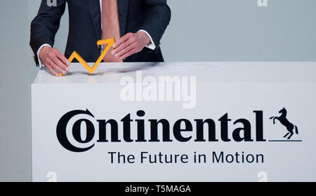 Hannover, Deutschland. 26 Apr, 2019. Elmar Degenhart, Vorstandsvorsitzender, hält einen gelben Pfeil in der Hand auf der Hauptversammlung der Continental AG im Hannover Congress Centrum (HCC). Credit: Julian Stratenschulte/dpa/Alamy leben Nachrichten Stockfoto