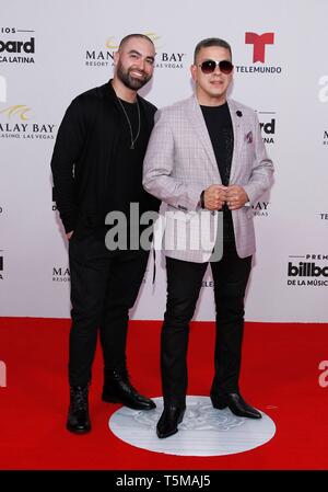 Joaquin Diaz, Alexander Caba in der Ankunftshalle für 2019 Billboard Latin Music Awards - Ankünfte 2, Mandalay Bay Events Center, Las Vegas, NV, 25. April 2019. Foto: JA/Everett Collection Stockfoto