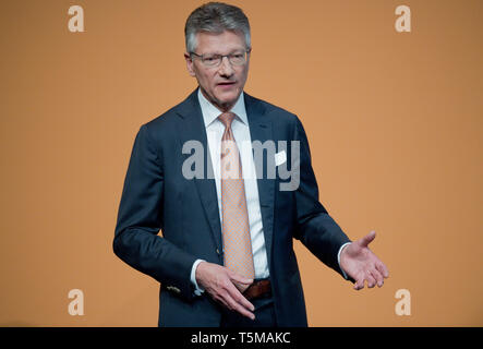 Hannover, Deutschland. 26 Apr, 2019. Elmar Degenhart, Vorstandsvorsitzender der Continental AG, spricht auf der Hauptversammlung der Continental AG im Hannover Congress Centrum (HCC). Credit: Julian Stratenschulte/dpa/Alamy leben Nachrichten Stockfoto