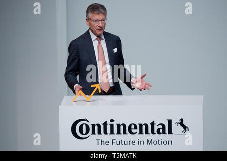 Hannover, Deutschland. 26 Apr, 2019. Elmar Degenhart, Vorstandsvorsitzender, spricht an der Continental AG Hauptversammlung im Hannover Congress Centrum (HCC). Credit: Julian Stratenschulte/dpa/Alamy leben Nachrichten Stockfoto