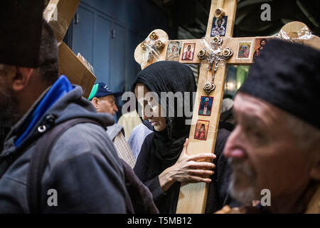 Jerusalem. 26 Apr, 2019. Orthodoxe Christen feiern Gute Freitag während einer Prozession auf der Via Dolorosa (Weg des Leidens) processional Route in der Altstadt von Jerusalem. Credit: Ilia Yefimovich/dpa/Alamy leben Nachrichten Stockfoto