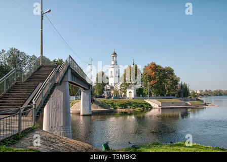 UST-IZHORA, St.-Petersburg, Russland - 19 September, 2018: Blick auf Alexander Newski Kirche aus dem Ort, wo die Flüsse Izhora und Neva anschließen. Stockfoto