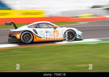 Gulf Racing Porsche 911 RSR nimmt die Ecke in der Abtei während Freitag Praxis für die ULMEN 4 Stunden Silverstone 2018 Stockfoto