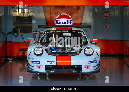 Gulf Racing Porsche 911 RSR im Pit Lane Garage in der Vorbereitung für die WEC 6 Stunden Silverstone, 2018 Stockfoto