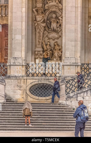 Coimbra/Portugal - 04 04 2019: Blick auf die Treppe an der Universität in Coimbra, mit Touristen zu besuchen. Klassisches Gebäude mit Ornamenten und Stockfoto