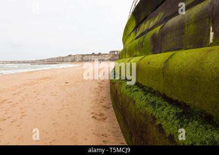 Sea Wall, Walpole Bay, in der Nähe von Margate, Kent, Großbritannien Stockfoto