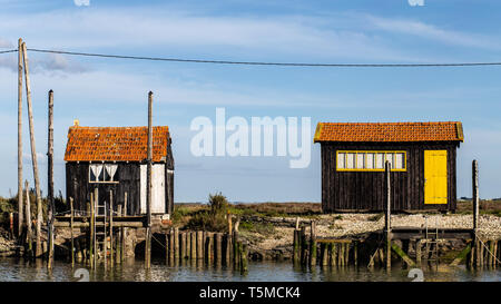 Bunte Hütte von Fischerhütten in La Tremblade in der Nähe von Oléron, Nouvelle-Aquitaine, Frankreich Stockfoto