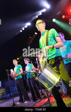 Die Magische Trommel Orchester im WOMAD-Festival, Charlton Park, UK, 25. Juli 2014 durchführen. Stockfoto