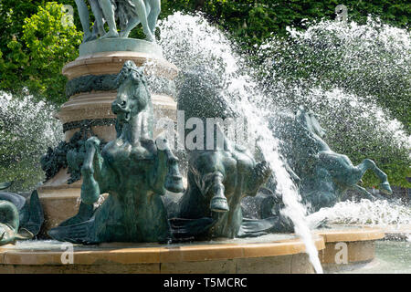 Skulpturen von Pferden in Detail des Brunnens der Pariser Observatorium im Jardin des Grands Explorateursin Paris. Stockfoto