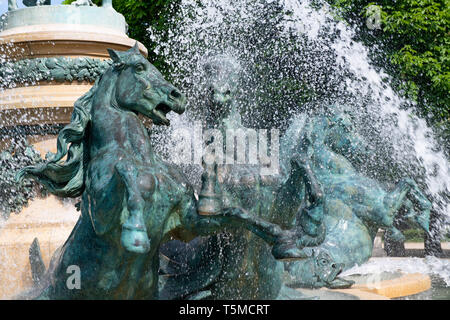 Skulpturen von Pferden in Detail des Brunnens der Pariser Observatorium im Jardin des Grands Explorateursin Paris. Stockfoto