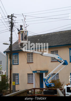 Die Arbeiter für die Western Power Distribution Telegrafenmasten und Stromleitungen in Honiton, Devon, UK zu ersetzen Stockfoto