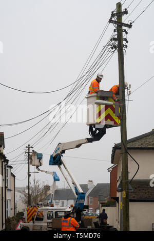 Die Arbeiter für die Western Power Distribution Telegrafenmasten und Stromleitungen in Honiton, Devon, UK zu ersetzen Stockfoto