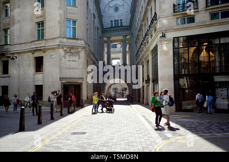 London, England, UK. Rückseite des Cafe Royal, in Glasshouse Street, Blick durch den Bogen in Richtung Regent Street. Stockfoto