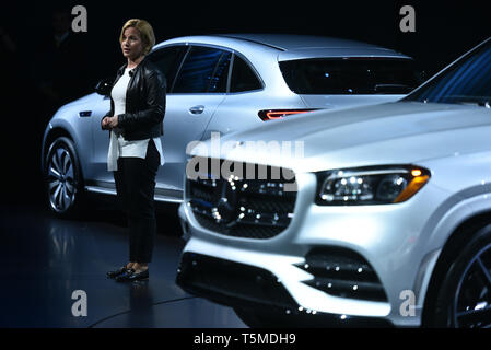 Britta Seeger von Mercedes Benz bei der Weltpremiere des Mercedes EQC Edition 1886 und GLS auf der New York International Auto Show 17 Apr 2019 Stockfoto