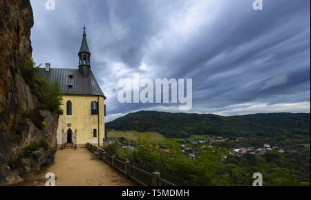 Pantheon an die Ruine der Felsenburg Vranov im Böhmischen Paradies Stockfoto