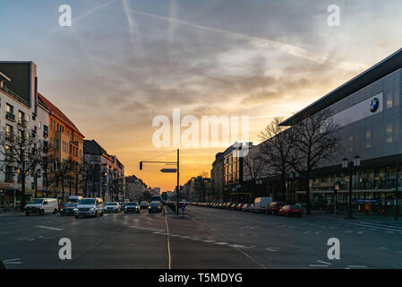 Berlin, Deutschland. Februar 19, 2019. Morgen in Berlin. Blick auf die Stadt von der Straße mit Autos. Schild zum Flughafen Tegel. Stockfoto