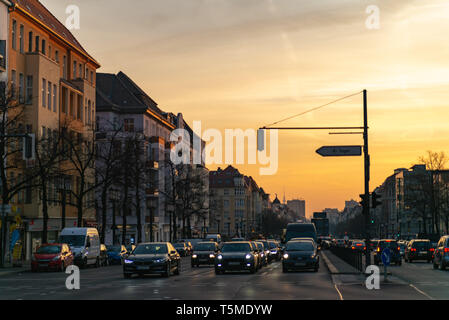 Berlin, Deutschland. Februar 19, 2019. Morgen in Berlin. Blick auf die Stadt von der Straße mit Autos. Schild zum Flughafen Tegel. Stockfoto