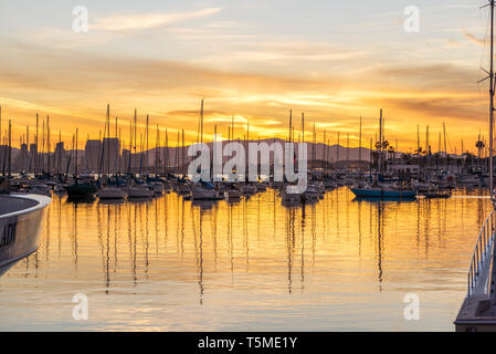 Boote im Hafen von San Diego bei Sonnenaufgang. Stockfoto