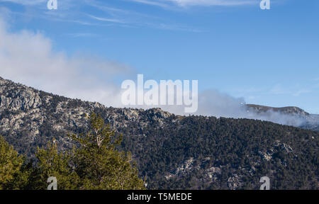 Berge und stille Wälder voller Farbe Stockfoto