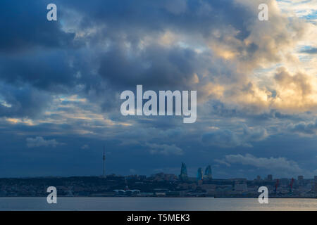 Bewölkter Sonnenuntergang in Baku Stockfoto