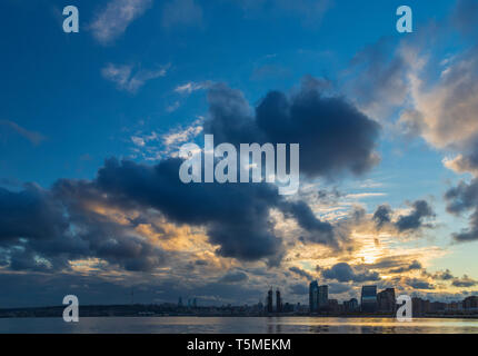 Bewölkter Sonnenuntergang in Baku Stockfoto