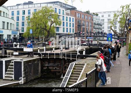 Der Kanal sperren auf den Regents Canal in Camden Town Market, nördlich von London England Großbritannien Stockfoto