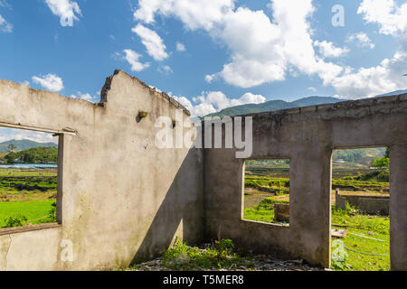 Fenster bietet Ausblick auf den kleinen Dorf in der Nähe von Sapa, Vietnam, Asien Stockfoto